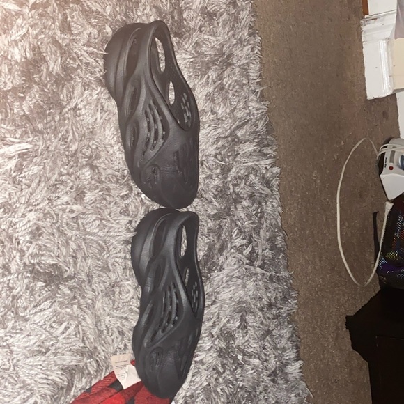 Yeezy Foam Runner 'Onyx' Black - Picture 3 of 4